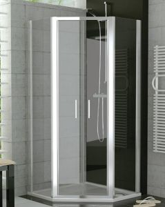 Pięciokątna kabina prysznicowa, z drzwiami otwieranymi wahadłowo. Top LIne TOP5261000107 firmy SanSwiss.